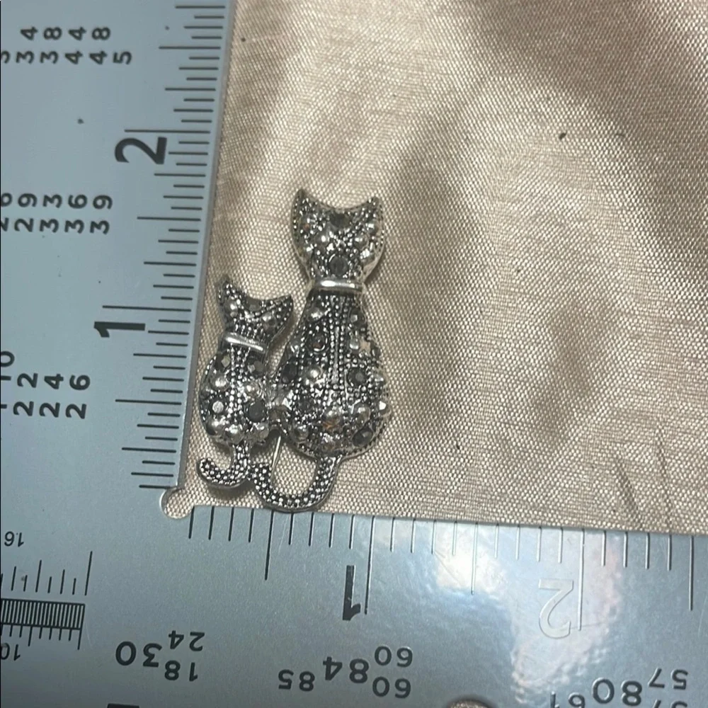 Elegant Silver Cat and Kitten Brooch
